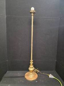 lot 24 image: Lamp no shade