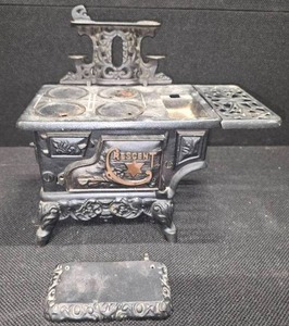 lot 94 image: Crescent Salesman sample miniature cast iron stove