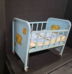 lot 85 image: Vintage AMSCO light-blue Doll-e-Crib w mattress and blanket