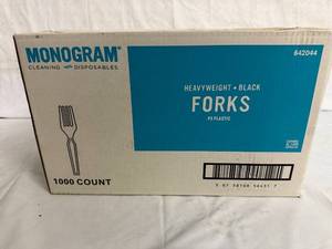 lot 22 image: 1000 Monogram Heavyweight Plastic Forks