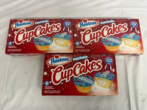 lot 165 image: 3 Packs of Hostess Patriotic Cup Cakes