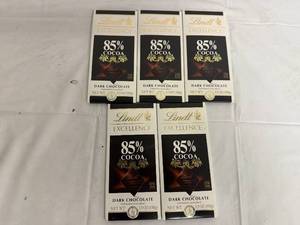 lot 229 image: 5 Lindt Dark Chocolate Bars
