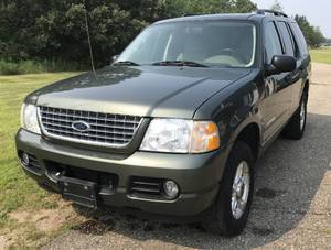 lot 4 image: 2004 Ford Explorer XLT 4X4
