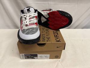 lot 40 image: Size 6Y Kyrie 8 GO(GS)