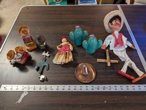 lot 17 image: Vintage Mexican Folk Art Figurines and Decor Collection