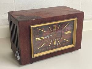 lot 502 image: Vintage Motorola Wood Case Tube Radio Clock
