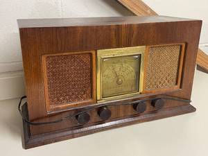 lot 504 image: Vintage Echophone Tube Radio with Wood Cabinet by Hallicrafters