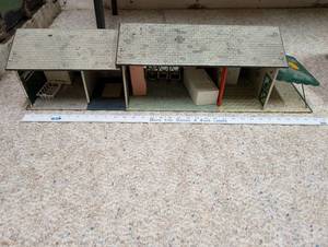 lot 516 image: Vintage Metal Dollhouse with Furniture and Carport