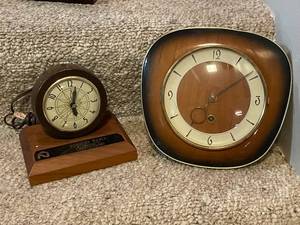 lot 518 image: Lot of 2 Vintage Clocks - Desktop and Wall Mount