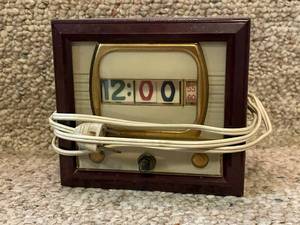 lot 523 image: Vintage Pennwood Numechron Tymeter TV Model Flip Clock