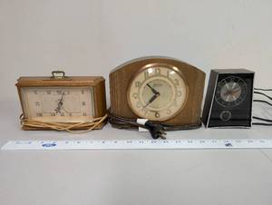 lot 554 image: Collection of 3 Vintage Electric Mantle and Desk Clocks