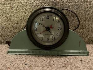 lot 555 image: Vintage Harvard Electric Mantel Clock with Metal Base