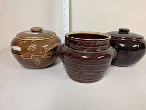 lot 556 image: Set of 3 Vintage Brown Stoneware Bean Pots with Lids