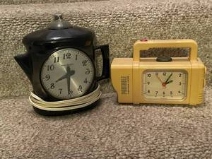 lot 557 image: Vintage Teapot Clock and Portable Clock Radio Set