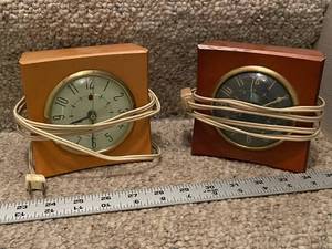lot 559 image: Set of 2 Vintage Seth Thomas Belwyn Electric Alarm Clocks