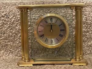 lot 565 image: Howard Miller Brass and Glass Tabletop Mantel Clock
