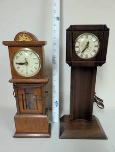 lot 574 image: Pair of Vintage Wooden Electric Mantel Clocks