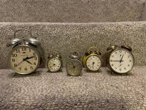 lot 577 image: Collection of 5 Vintage Wind-Up Alarm Clocks Mixed Brands