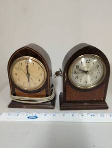 lot 579 image: Pair of Vintage Electric Mantel Clocks - Telechron and Bulova
