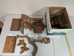 lot 585 image: Collection of Vintage Wooden Carpenter Planes and Parts