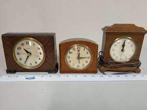 lot 592 image: Collection of 3 Vintage Wood Mantle Clocks Raymond Telechron Seth Thomas
