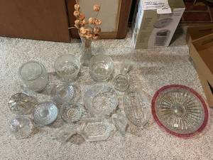 lot 651 image: Collection of Vintage Pressed Glass Serving Bowls and Dishes