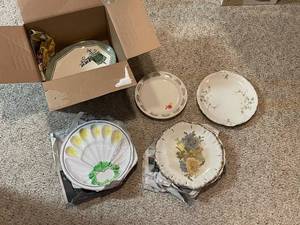 lot 665 image: Assorted Vintage Decorative Plates and Ceramic Oyster Platter