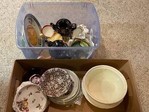 lot 678 image: Assorted Vintage Dishes, Tea Pots, Bowls, and Plates Collection