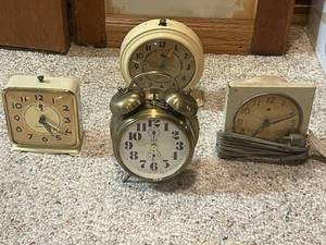 lot 725 image: Collection of 4 Vintage Alarm Clocks Including Wind-Up and Electric