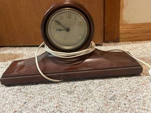 lot 731 image: Vintage Wooden Mantel Electric Clock with Rounded Face