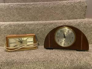 lot 741 image: Vintage Seth Thomas and Sessions Electric Mantel Clocks - Set of 2