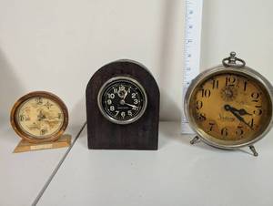 lot 743 image: Collection of 3 Vintage Desk and Mantel Clocks