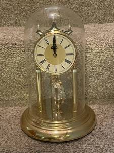 lot 750 image: Howard Miller Glass Dome Anniversary Mantel Clock