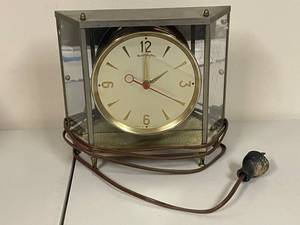 lot 798 image: Vintage Mastercrafters Model 911 Electric Mantel Clock