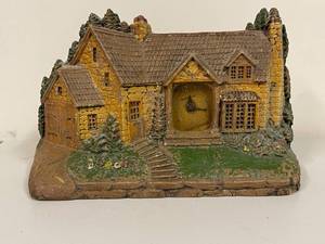 lot 799 image: Vintage Homestead Cottage Mantel Clock by The Detweiller Clock Mfg. Co.