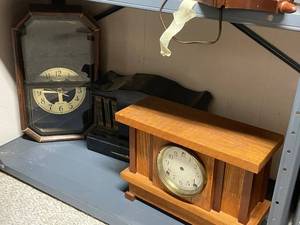 lot 822 image: Group of 3 Vintage Mantel and Wall Clocks