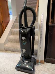 lot 919 image: Dirt Devil Featherlite Upright Vacuum Cleaner 12 Amp Model 085570