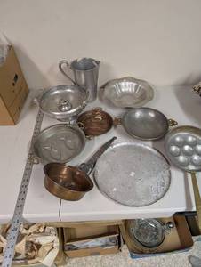 lot 921 image: Assorted Vintage Metal Kitchenware Set with Trays, Bowls, and Pans