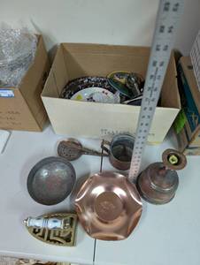 lot 928 image: Assorted Vintage Metalware and Collectible Decorative Pieces