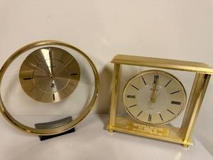 lot 549 image: Set of 2 Gold Tone Desk Clocks - Kieninger and Bulova