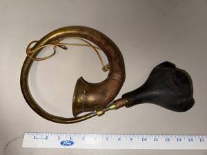 lot 573 image: Vintage Brass Bulb Horn with Rubber Squeeze Bulb