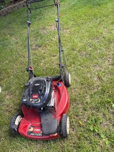 lot 1003 image: Toro Recycler 22 Inch Gas Push Lawn Mower