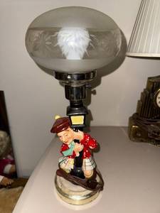 lot 707 image: Vintage Scottish Themed Table Lamp with Etched Glass Shade