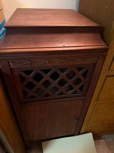 lot 755 image: Antique Console Phonograph Cabinet with Records