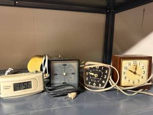lot 801 image: Collection of 5 Vintage and Retro Electric Alarm Clocks