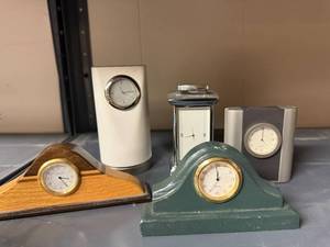 lot 802 image: Collection of 5 Assorted Desk Clocks