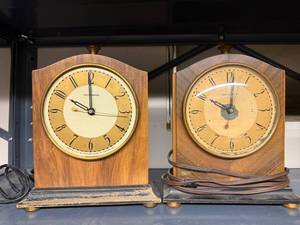 lot 806 image: Pair of Vintage Hammond Chronmaster Mantel Clocks