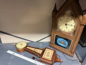 lot 811 image: Lot of 2 Vintage Seth Thomas Electric Wall Clocks