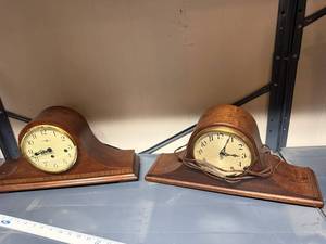 lot 814 image: Set of 2 Vintage Wooden Mantel Clocks with Curved Design