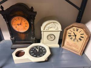 lot 817 image: Collection of 4 Vintage and Decorative Mantel Clocks